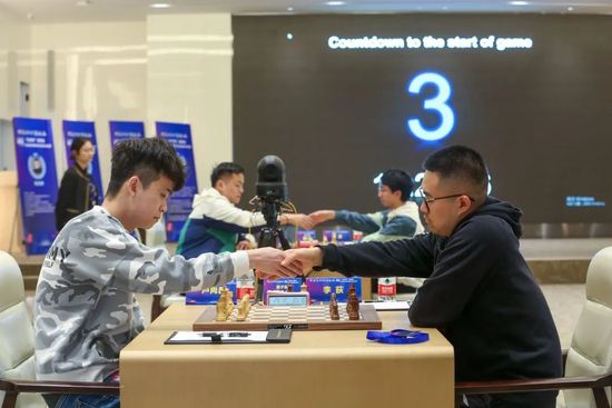 女人把扒开给男人爽动图
